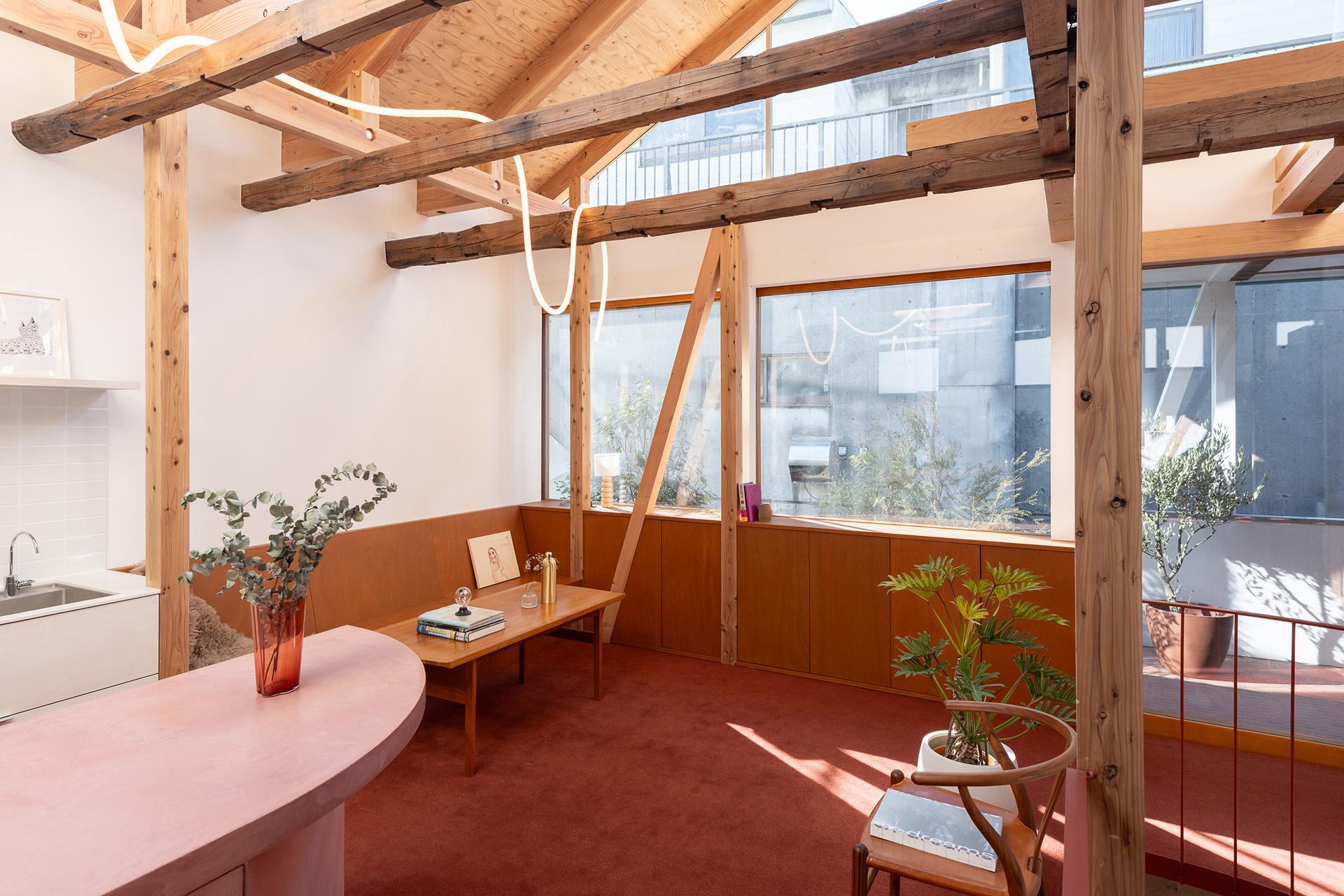 南面吹き抜けの大窓から自然光があふれる空間