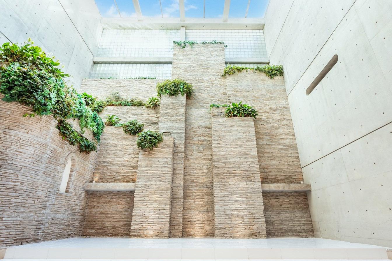 Skyhall 天高7mから降り注ぐ光のベール