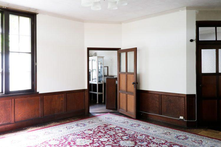 扉や腰板に建設当時の趣きが