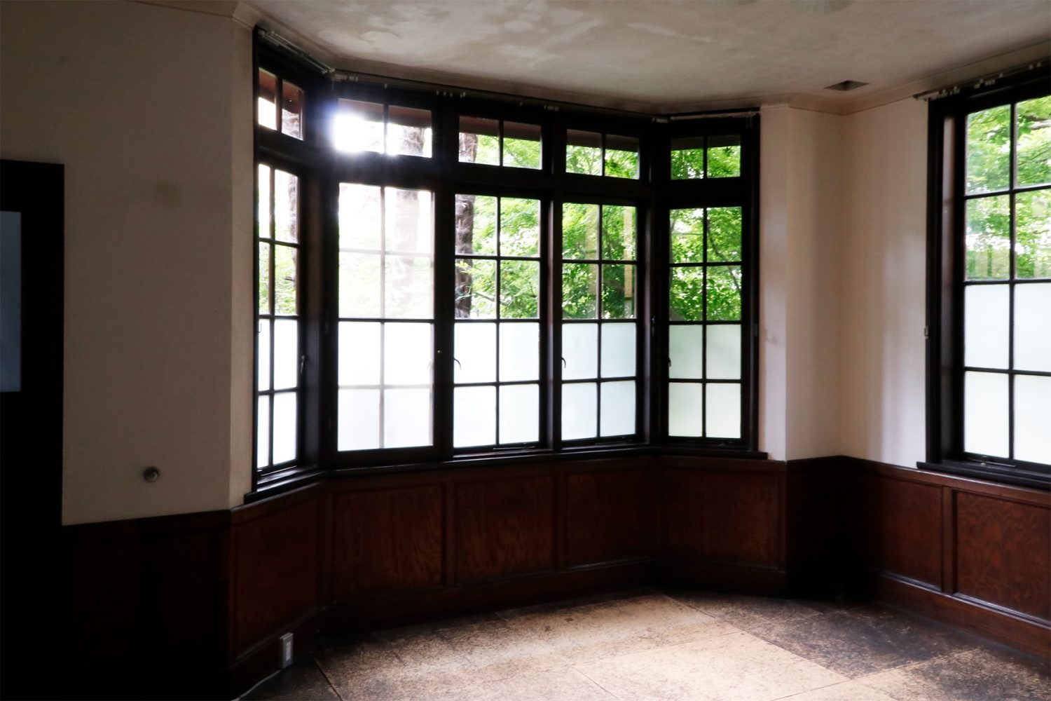 絨毯の下は味のあるコルク床