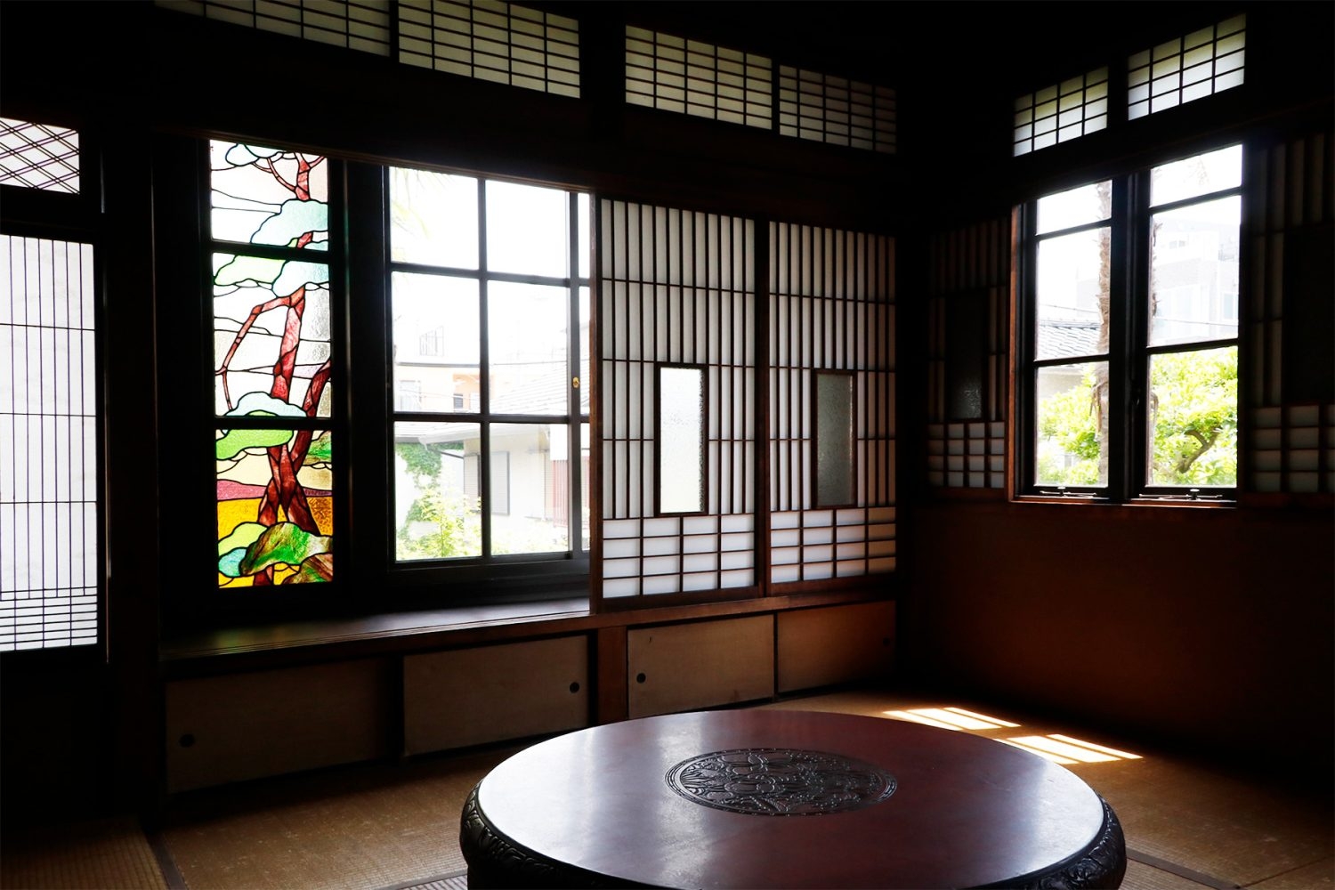 ステンドグラスのある和室