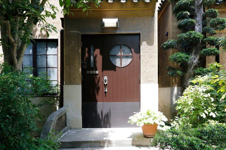 内玄関のレトロ扉には丸窓が