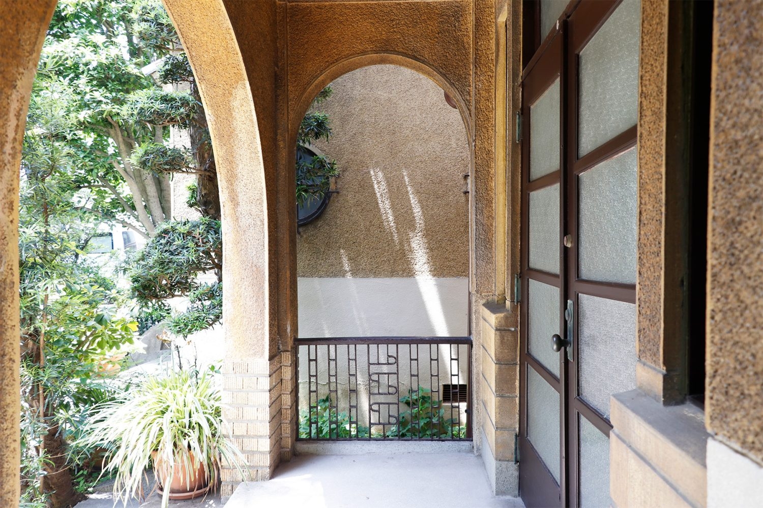 玄関横の壁はアーチ