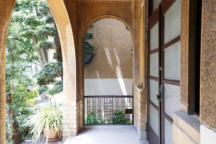 玄関横の壁はアーチ