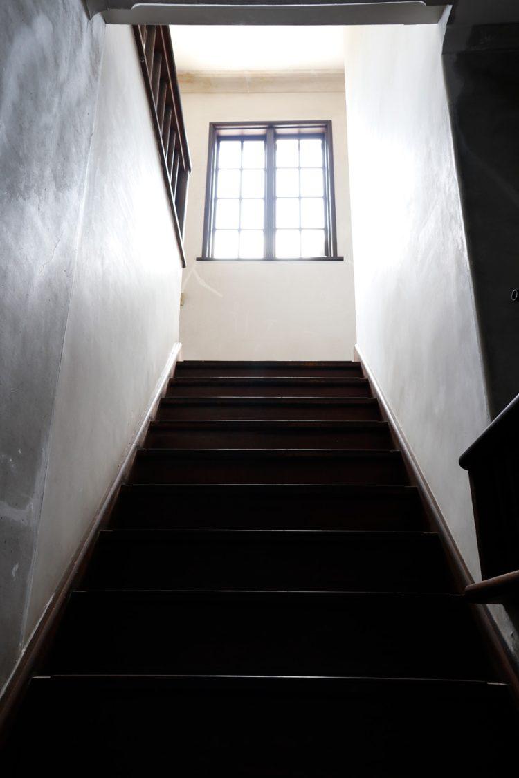 階段上の窓は明るい南向き