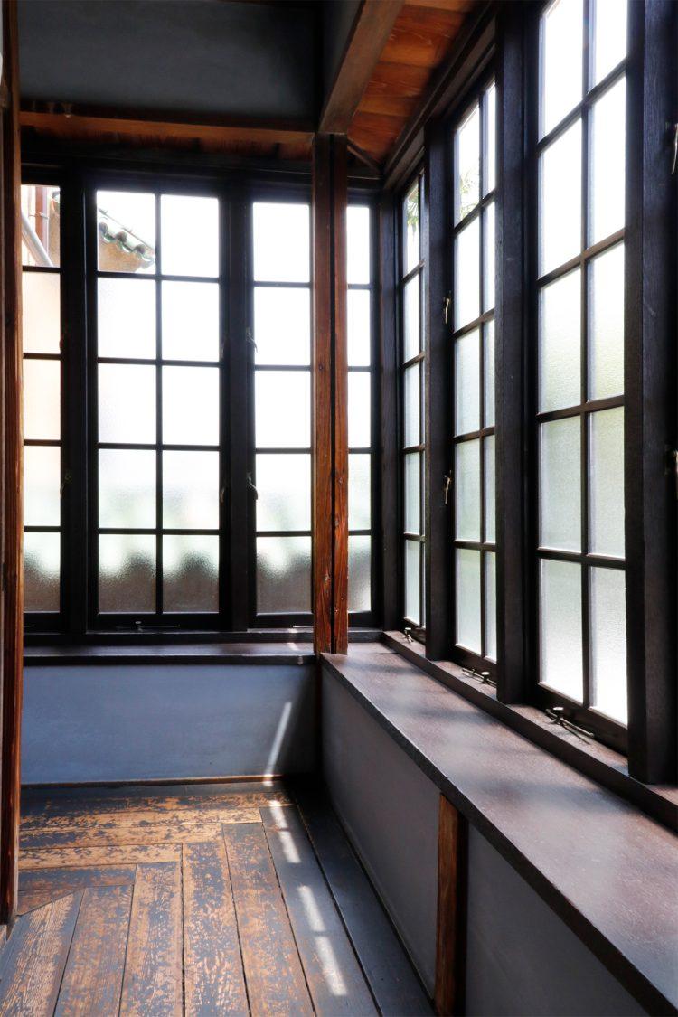 2F 窓が並ぶL字の廊下