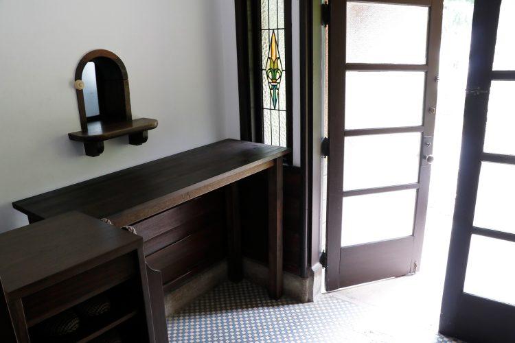 玄関は青い市松模様タイル床