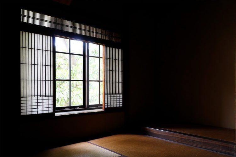 陰影が魅力的な西側の和室