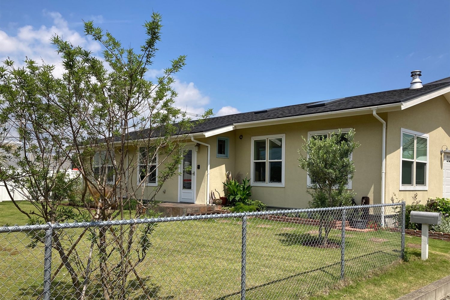 クリームイエローの一軒家