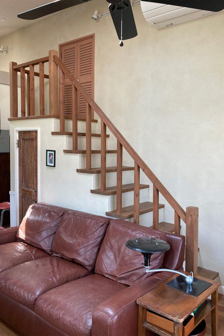 リビング 収納に続く階段