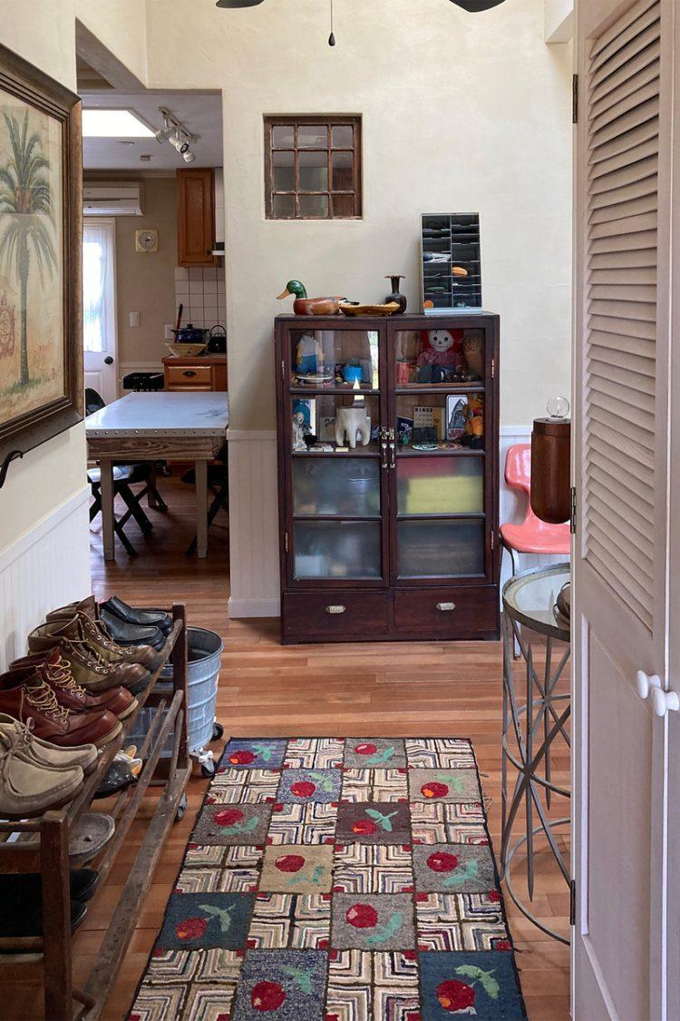 玄関側から室内