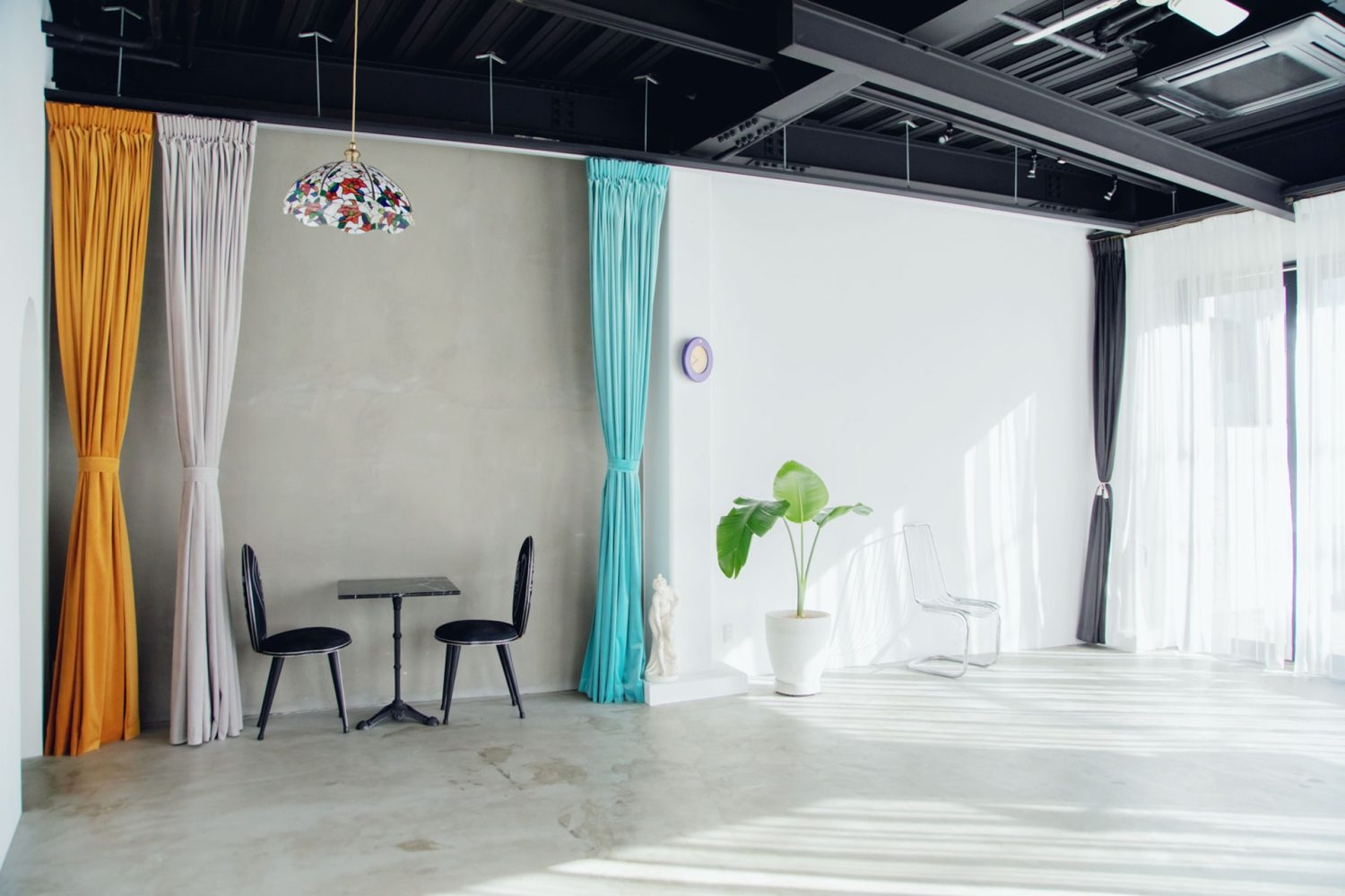 1F グレーと白の北壁