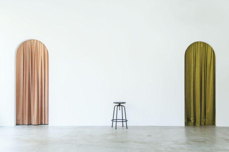 1F 白壁とアーチ