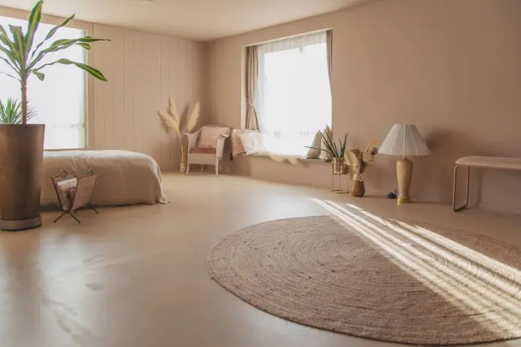 2F ベージュとピンクベージュの空間