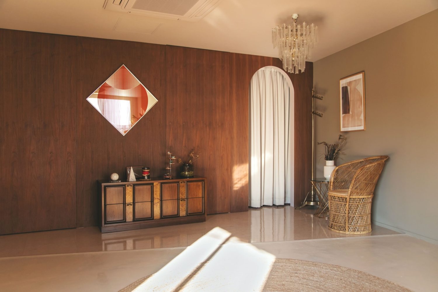 2F 木目調の西壁