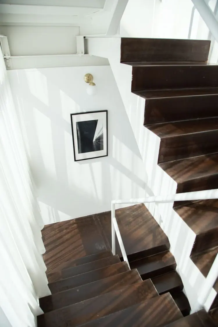 階段 西からの自然光