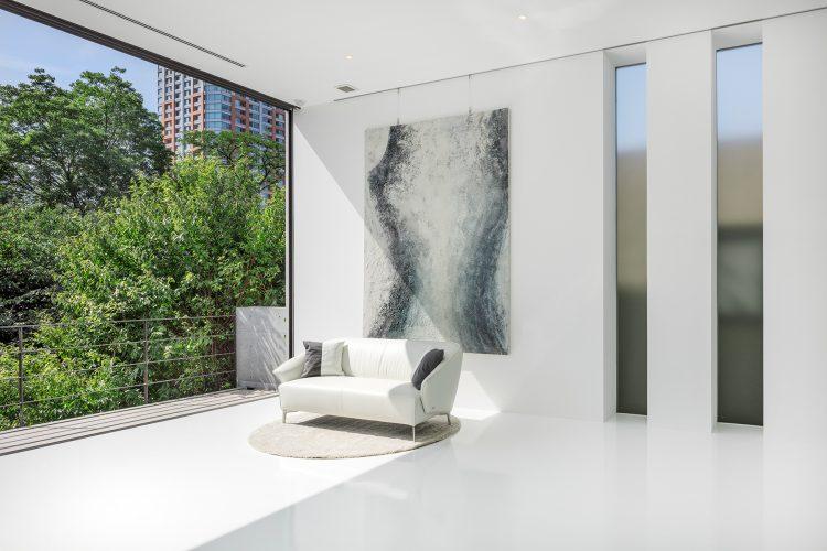 南西 緑抜け 黒絵画壁✕白半艶床