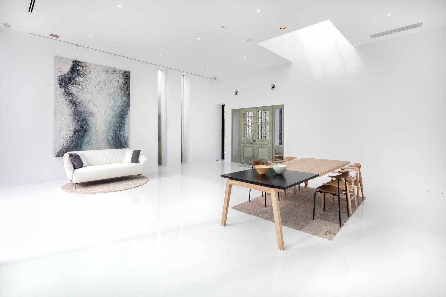 北南天窓採光×白半艶床