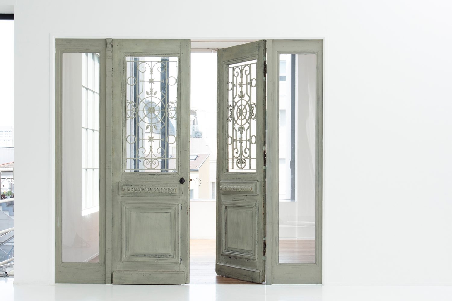 木床に続くアンティークドア