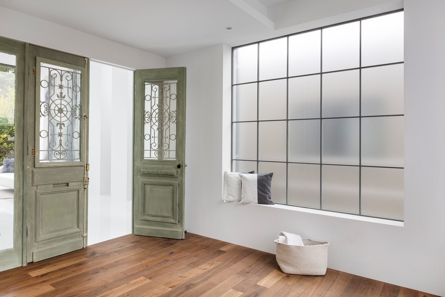 西 格子窓から射光×古材床