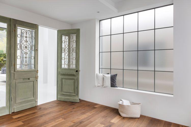 西 格子窓から射光×古材床