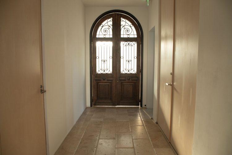 廊下からアンティークドア