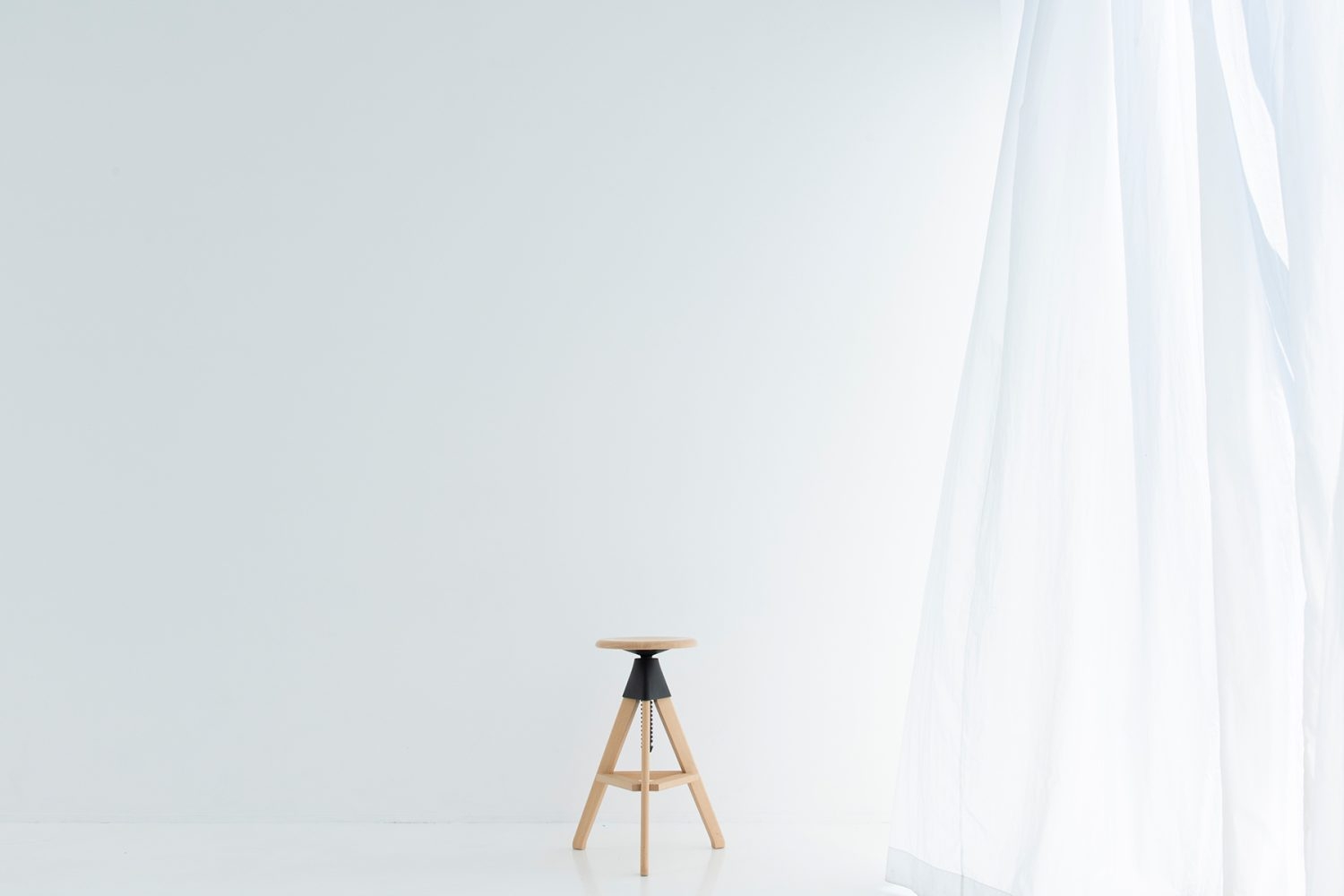 光が差し込む白壁