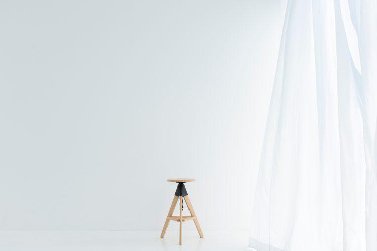 光が差し込む白壁