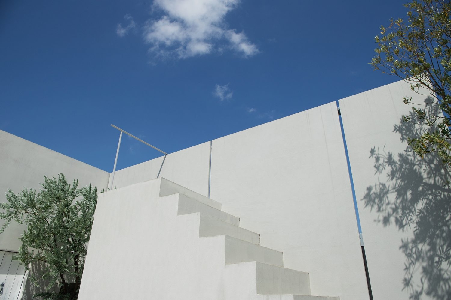 屋上階段・コンクリート壁