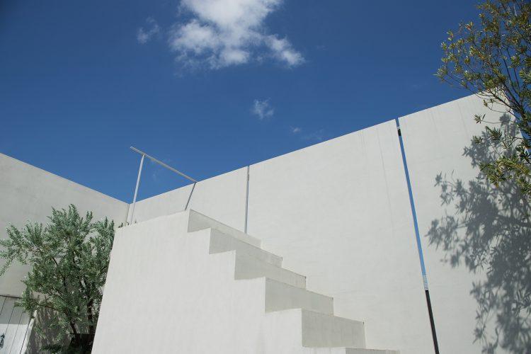 屋上階段・コンクリート壁