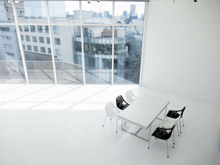 曇り・雨天でも明るい白空間