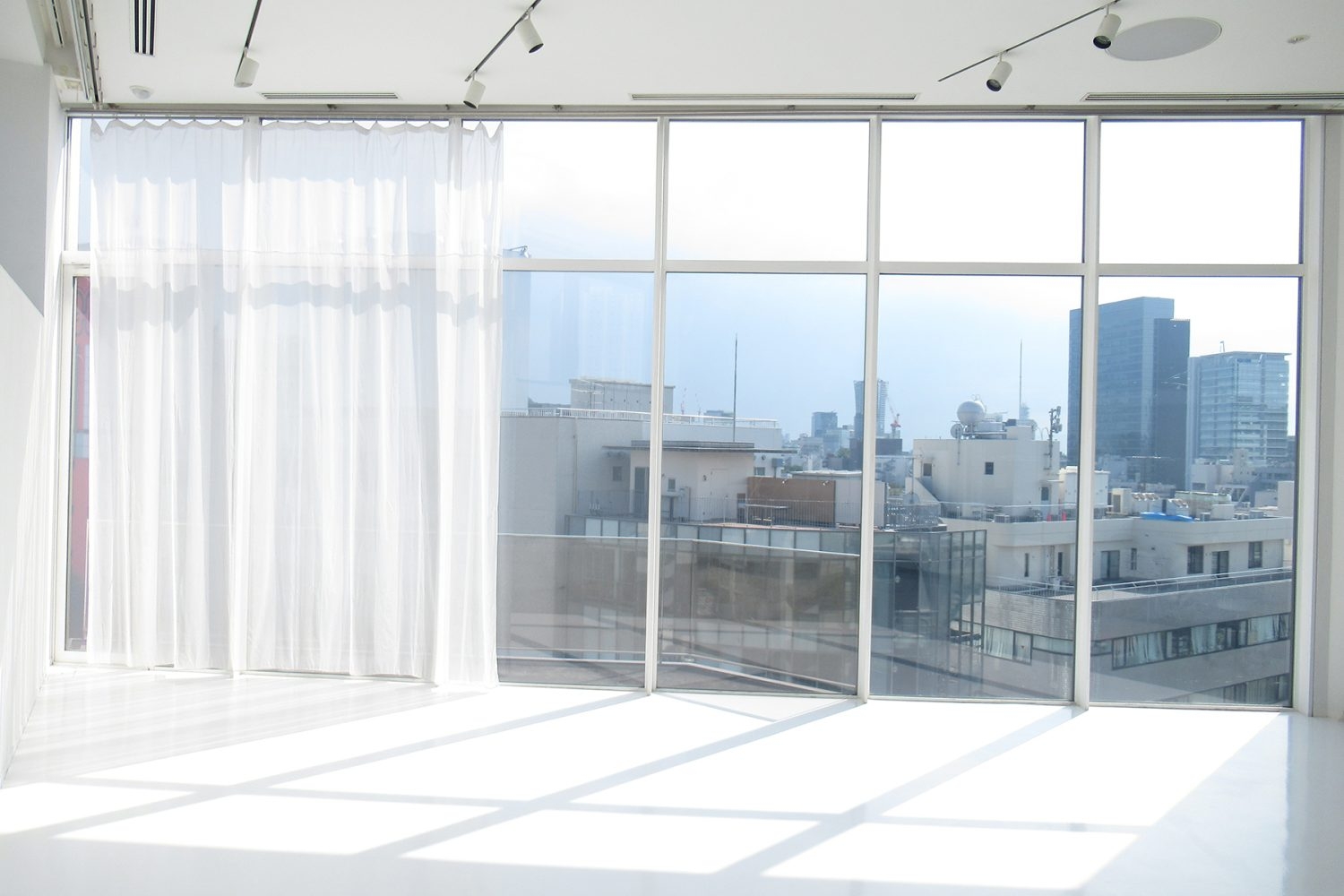 南窓全面紗幕カーテンでやさしい光