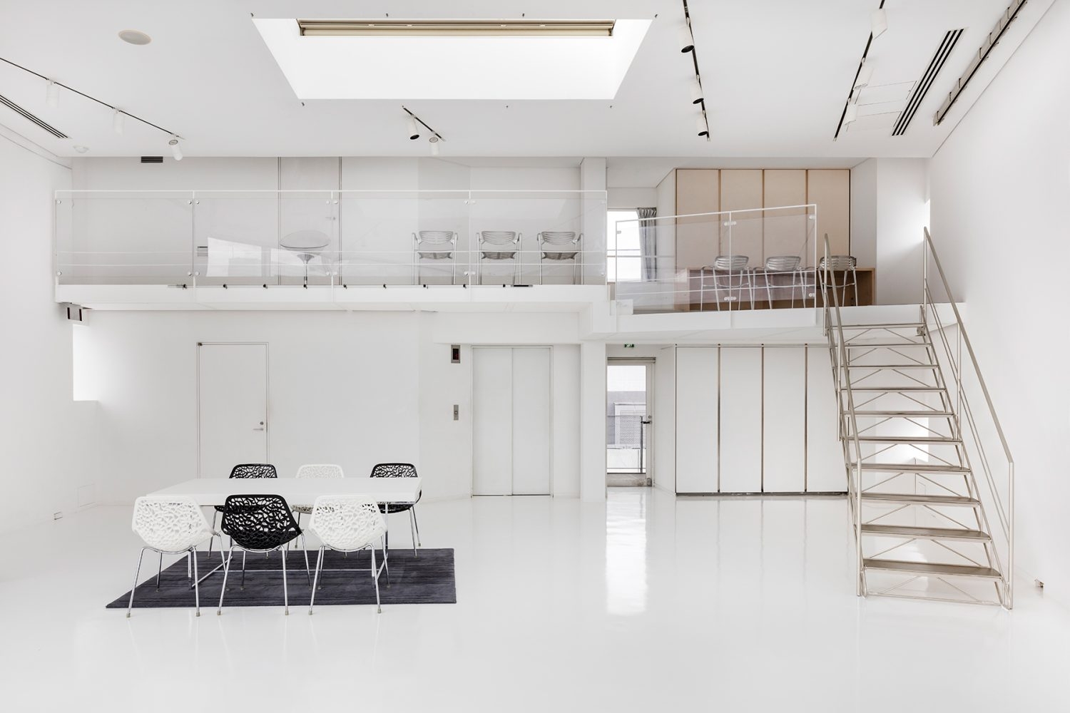 中2F ウェイティング空間