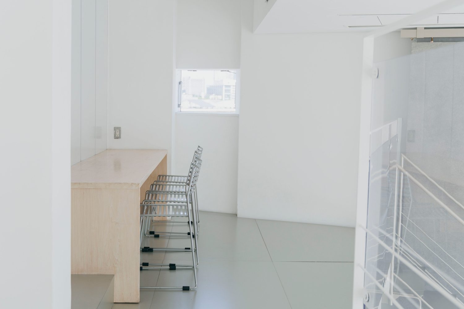 東 中2F ウェイティングデスク