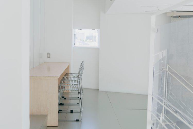 東 中2F ウェイティングデスク