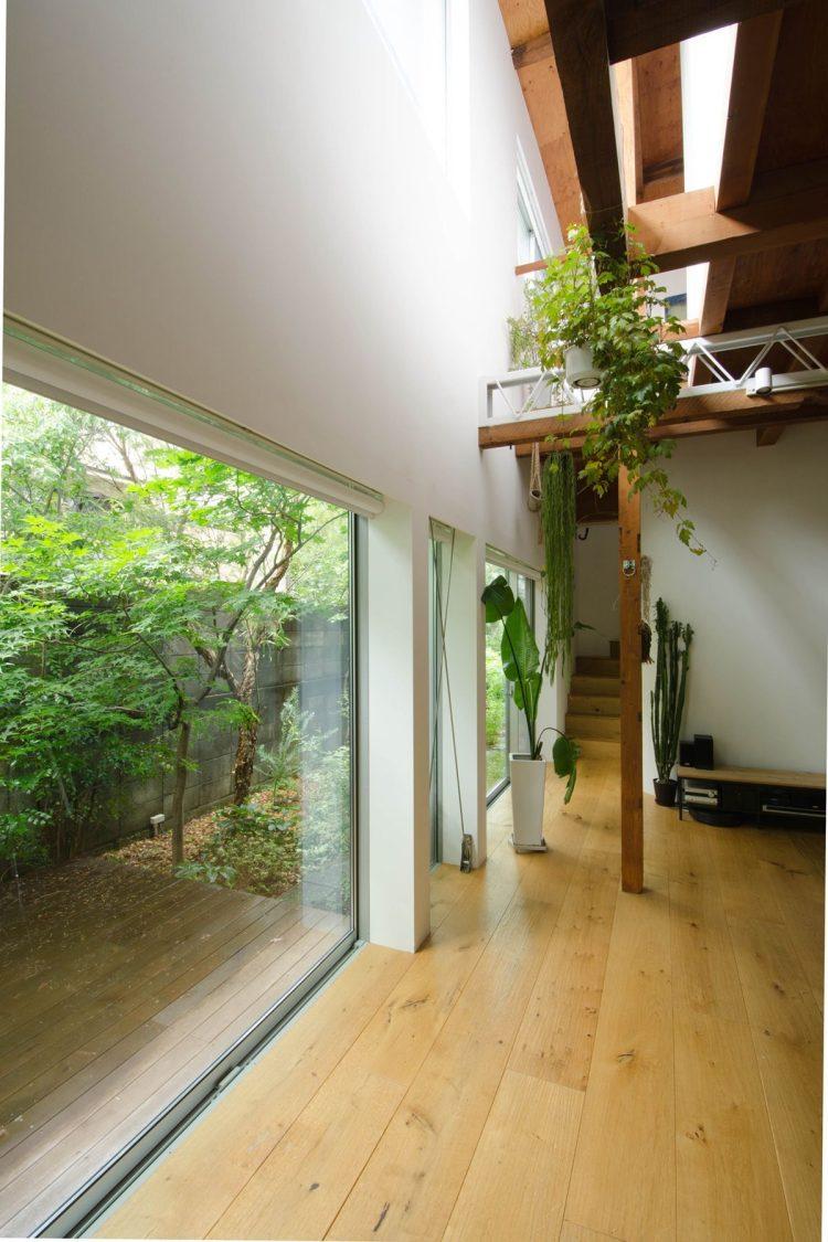 奥には2Fへの階段