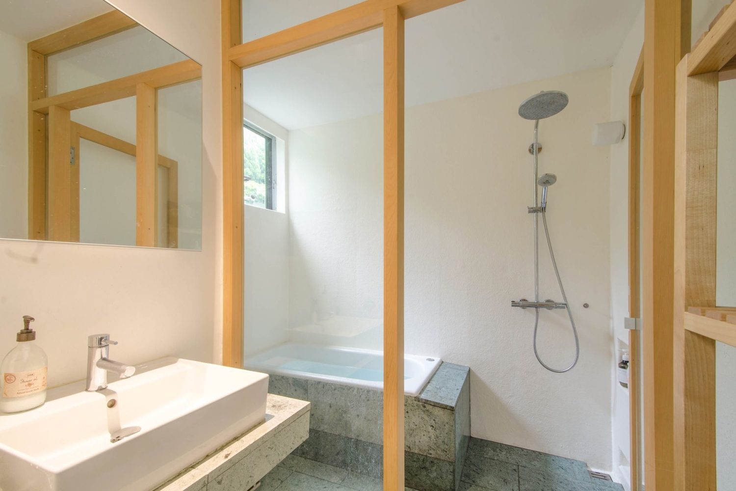 1Fバスルーム(窓の方角は東)