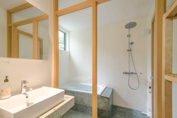 1Fバスルーム(窓の方角は東)