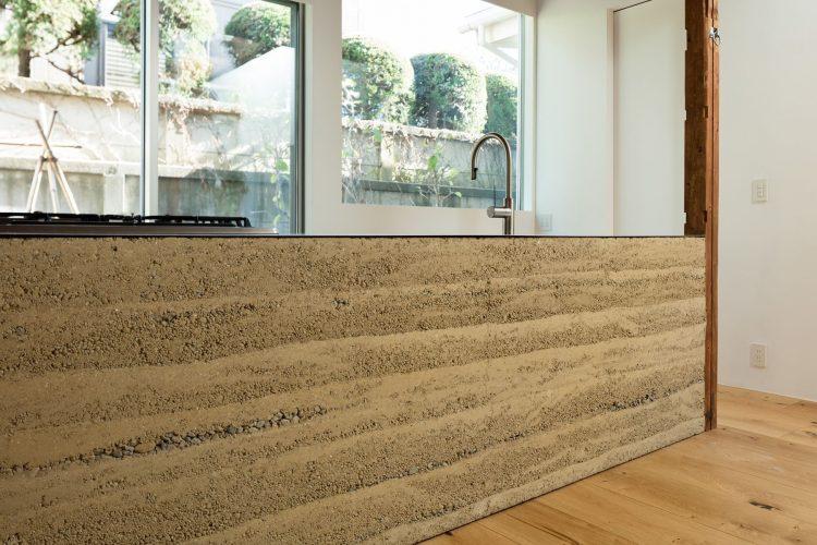 キッチンは土と砂利の壁