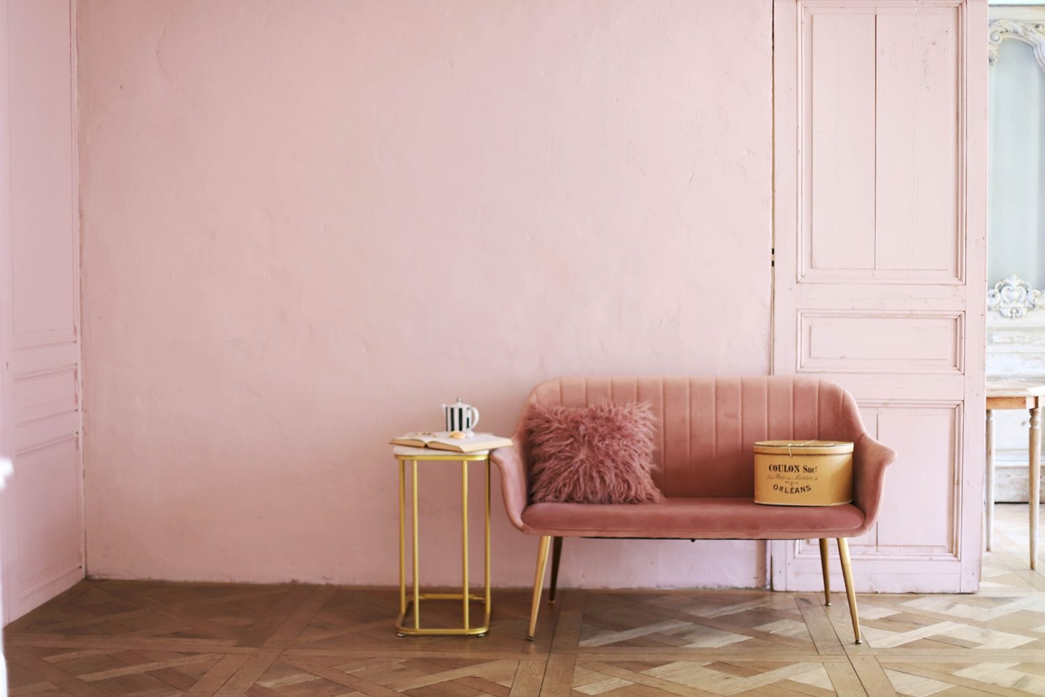 中央C くすみピンク壁