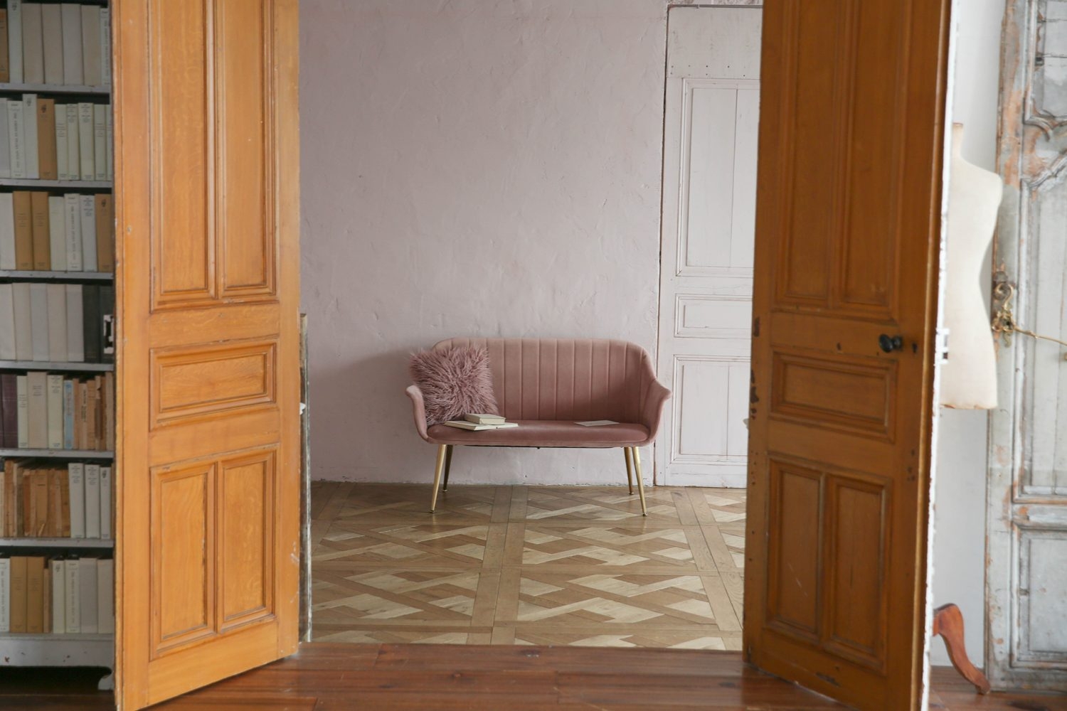 中央C くすみピンク壁