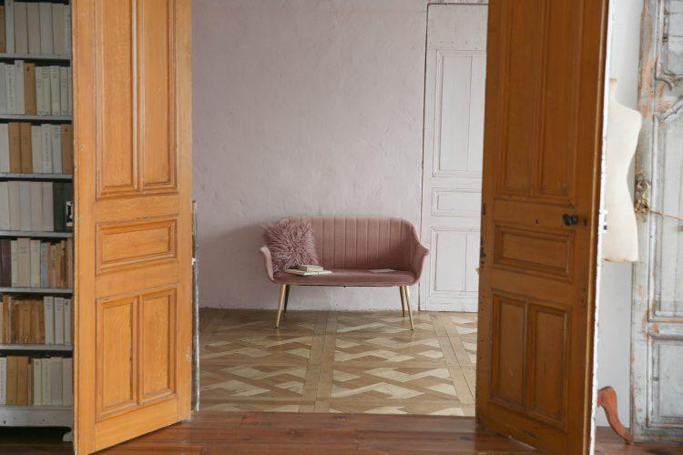 中央C くすみピンク壁