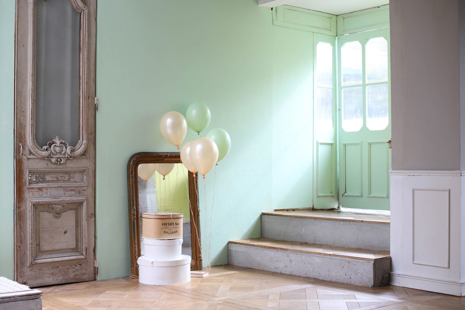 中央B ミントグリーン壁 / 階段