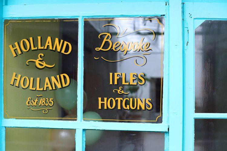 外観 黒扉 / ターコイズブルー扉