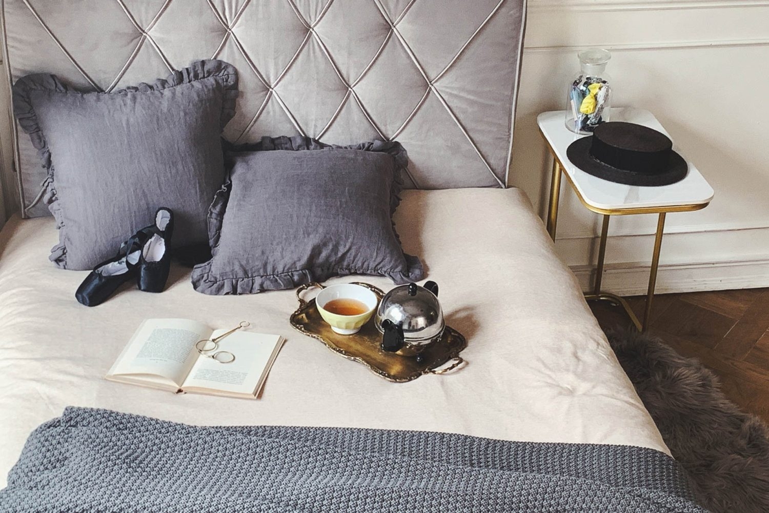 中央A グレー壁 / ベッドイメージ