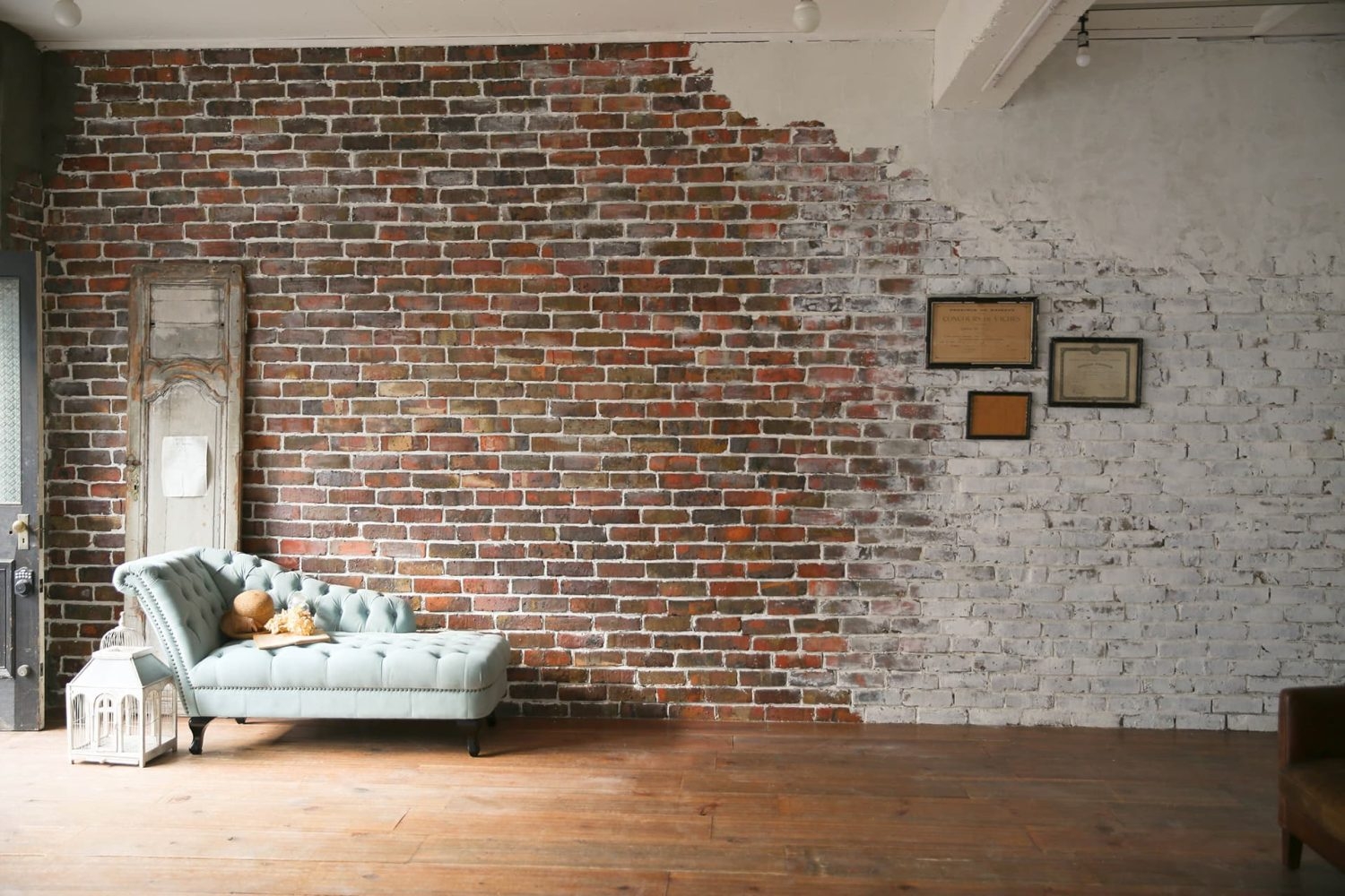 南入口側 赤レンガ壁