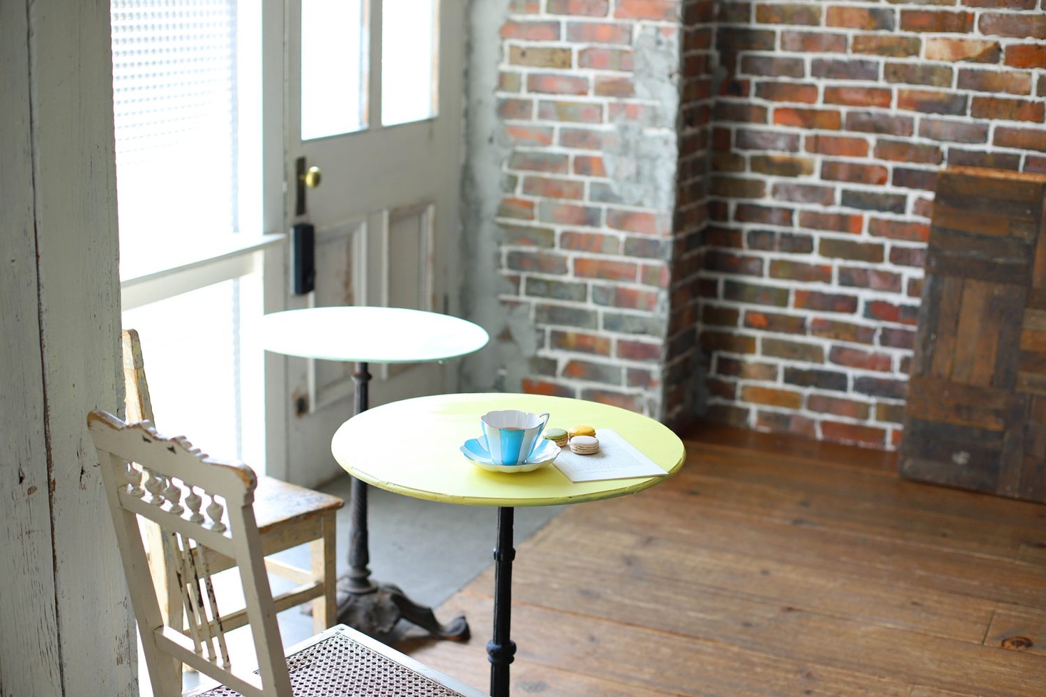 南側 レンガ壁 / 扉