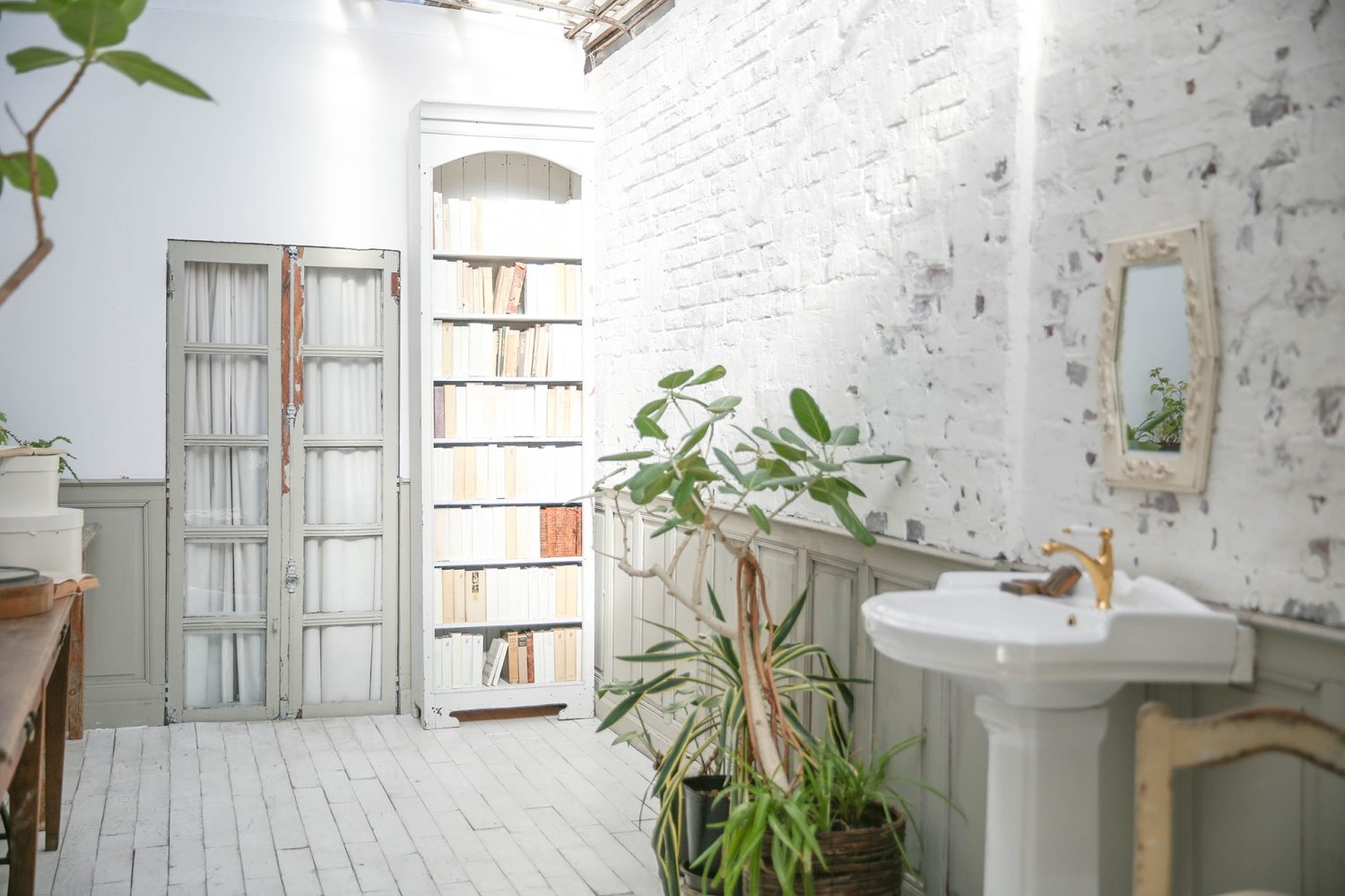 温室 洗面台 / 白レンガ