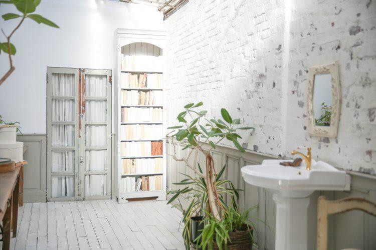 温室 洗面台 / 白レンガ