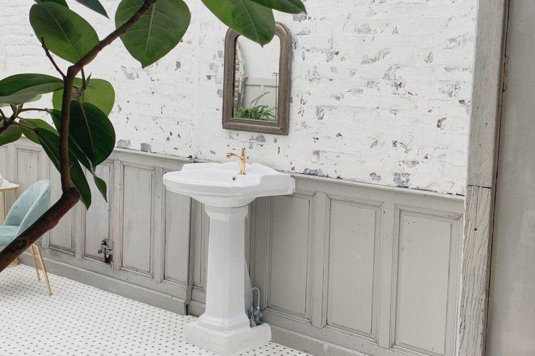 温室 洗面台 / 白レンガ